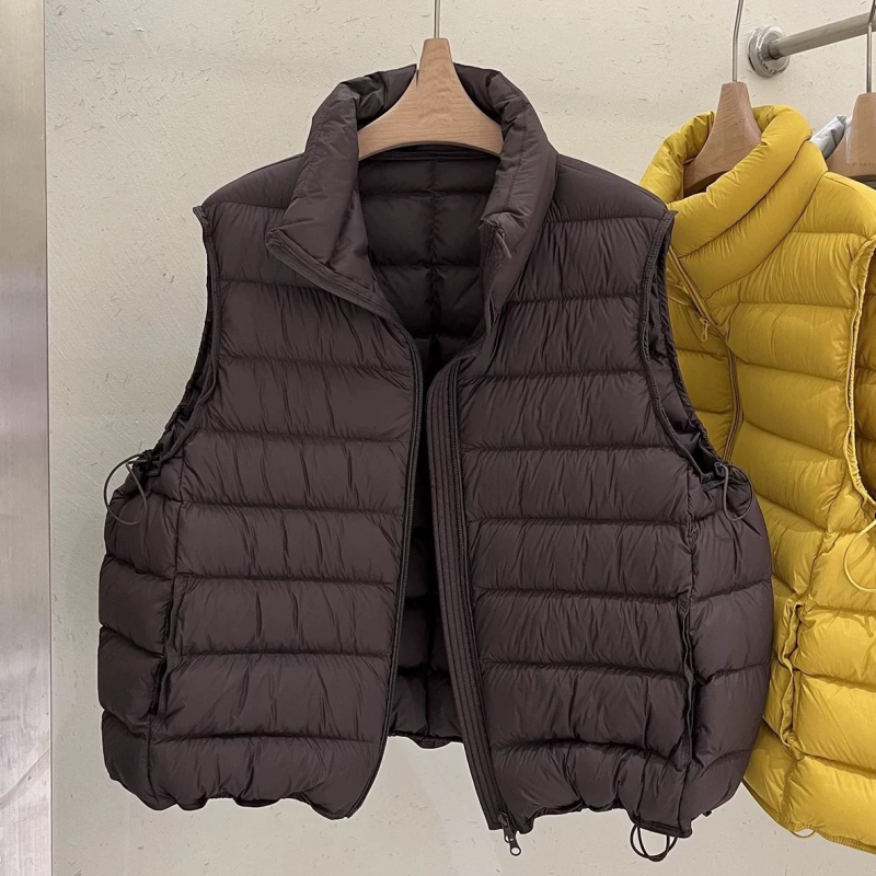 Slim-fit dūnu veste ar stāvošu apkakli un rāvējslēdzēja, īss garums, balto pīļu pūku saturs 81–85%