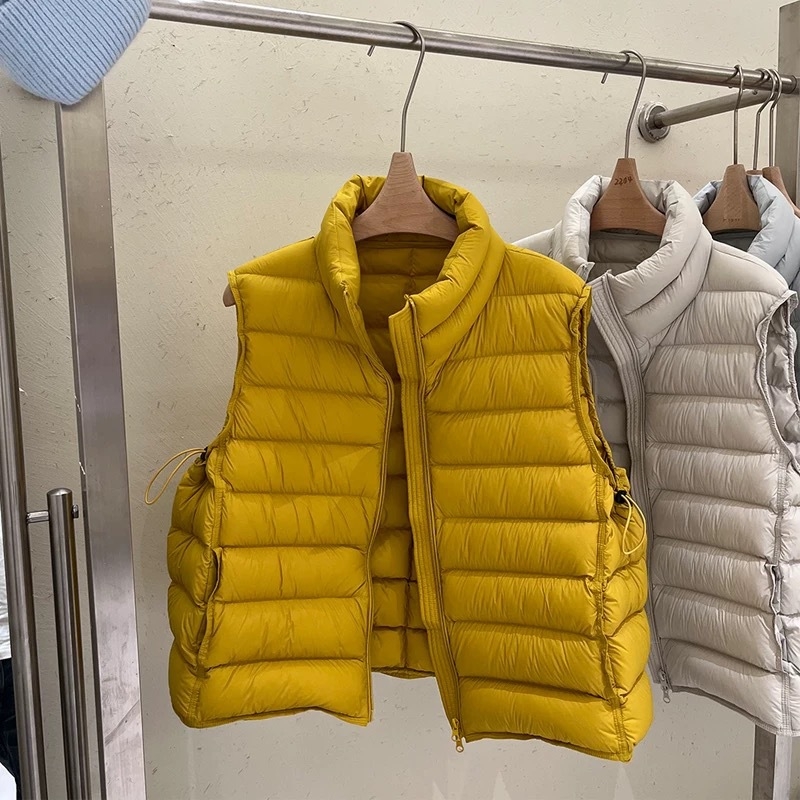 Slim-fit dūnu veste ar stāvošu apkakli un rāvējslēdzēja, īss garums, balto pīļu pūku saturs 81–85%