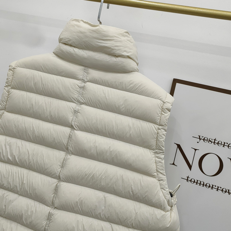 Sievietes pūka veste no neilona, pildījums gušču pūka, pūka saturs 86–90%, brīvs griezums, rāvējslēdzējs priekšā