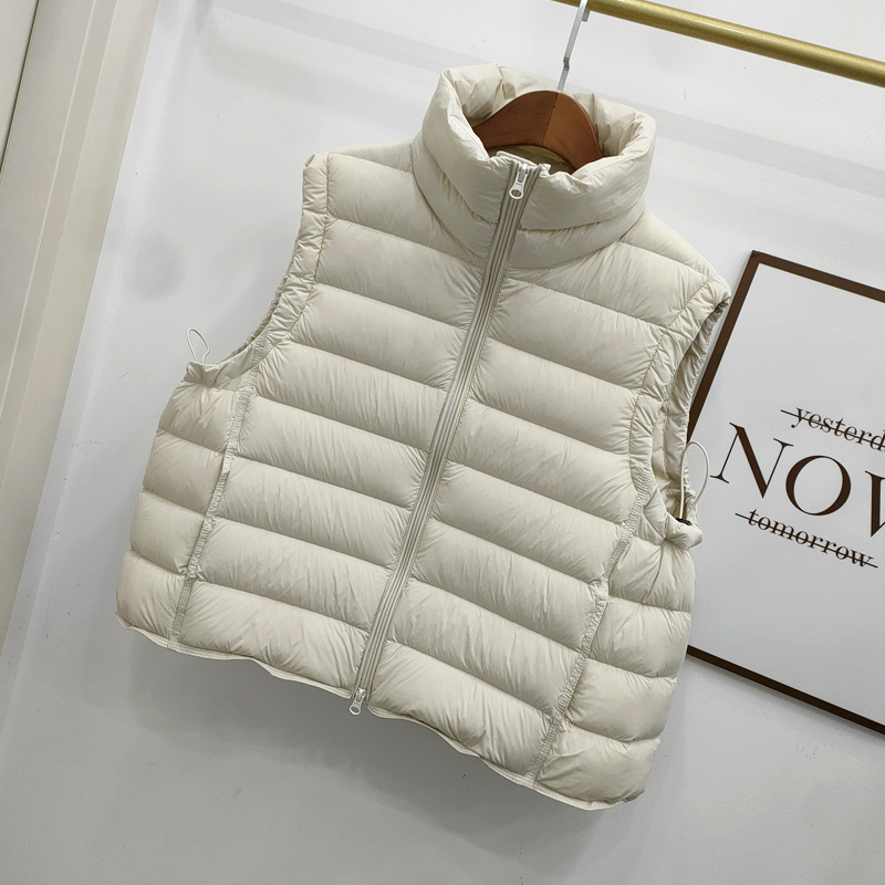 Sievietes pūka veste no neilona, pildījums gušču pūka, pūka saturs 86–90%, brīvs griezums, rāvējslēdzējs priekšā