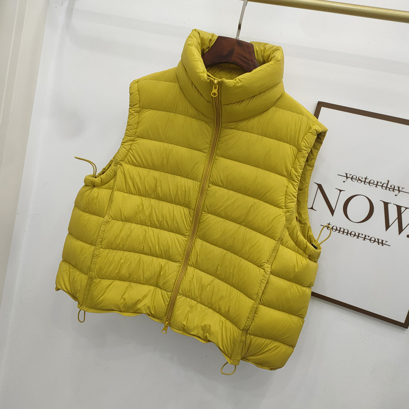 Sievietes pūka veste no neilona, pildījums gušču pūka, pūka saturs 86–90%, brīvs griezums, rāvējslēdzējs priekšā