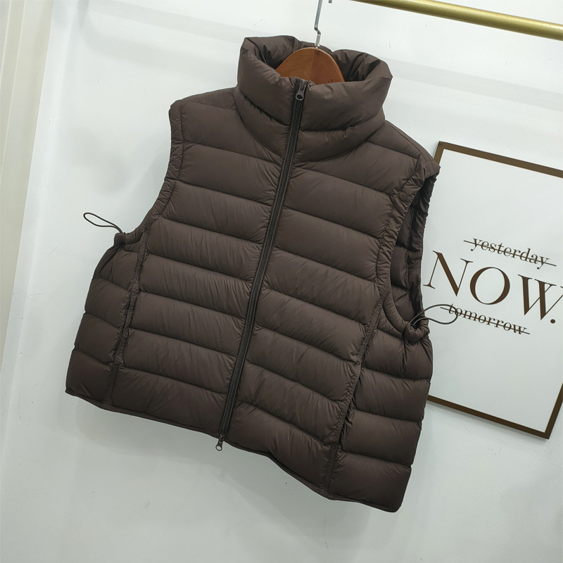 Sievietes pūka veste no neilona, pildījums gušču pūka, pūka saturs 86–90%, brīvs griezums, rāvējslēdzējs priekšā