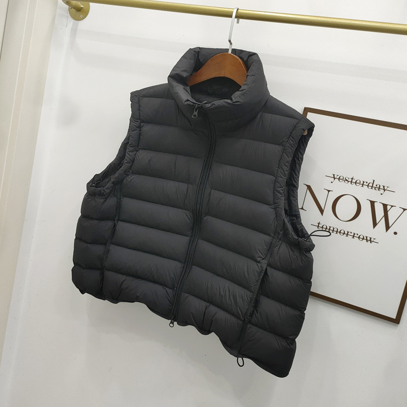 Sievietes pūka veste no neilona, pildījums gušču pūka, pūka saturs 86–90%, brīvs griezums, rāvējslēdzējs priekšā