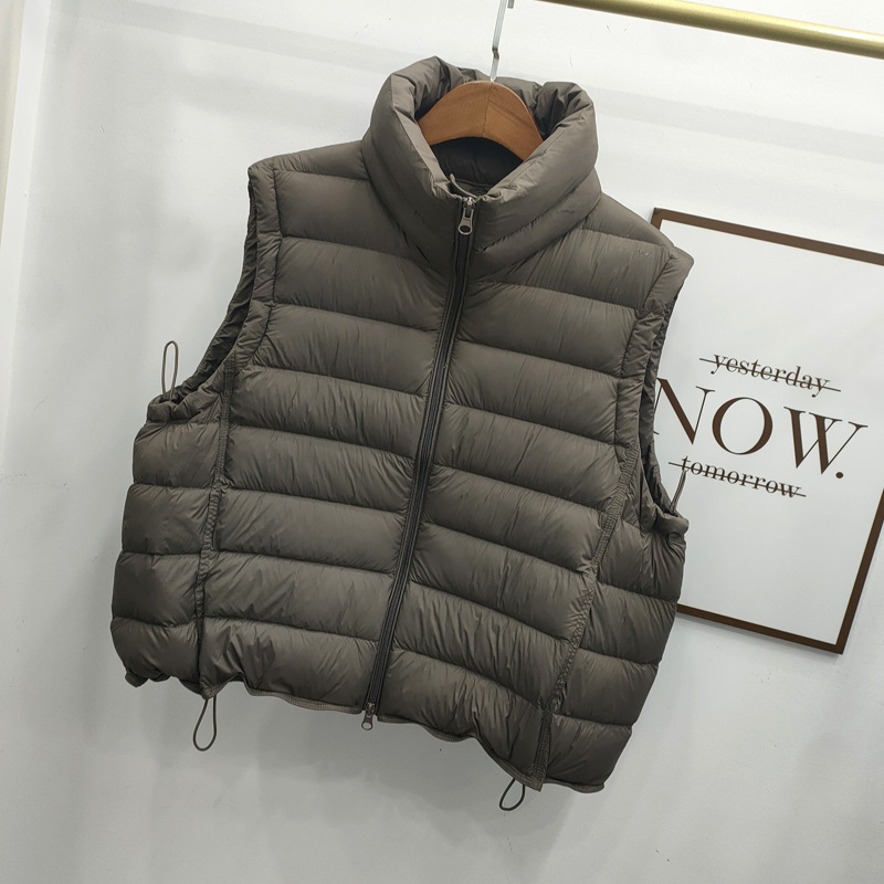 Sievietes pūka veste no neilona, pildījums gušču pūka, pūka saturs 86–90%, brīvs griezums, rāvējslēdzējs priekšā