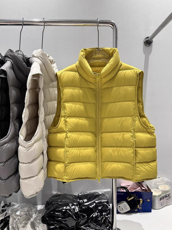 Női vékony mellény fehér kacsa tollal töltve, 86-90% tolltartalom, nylon anyag, lazább szabás, állógallér, cipzár, ősz 2025