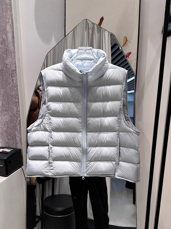 Női vékony mellény fehér kacsa tollal töltve, 86-90% tolltartalom, nylon anyag, lazább szabás, állógallér, cipzár, ősz 2025
