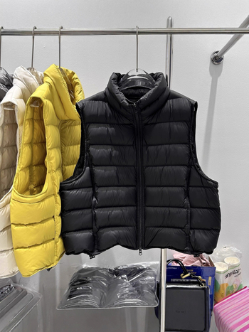 Női vékony mellény fehér kacsa tollal töltve, 86-90% tolltartalom, nylon anyag, lazább szabás, állógallér, cipzár, ősz 2025