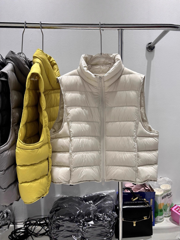 Női vékony mellény fehér kacsa tollal töltve, 86-90% tolltartalom, nylon anyag, lazább szabás, állógallér, cipzár, ősz 2025