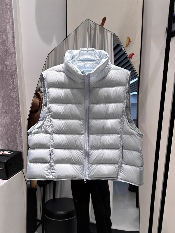 Női vékony mellény fehér kacsa tollal töltve, 86-90% tolltartalom, nylon anyag, lazább szabás, állógallér, cipzár, ősz 2025