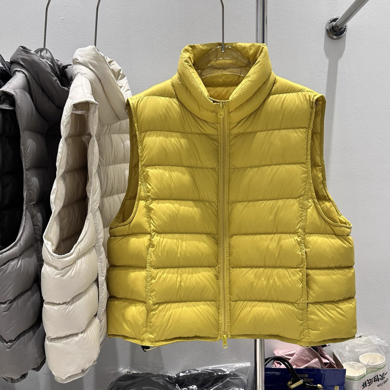 Női vékony mellény fehér kacsa tollal töltve, 86-90% tolltartalom, nylon anyag, lazább szabás, állógallér, cipzár, ősz 2025