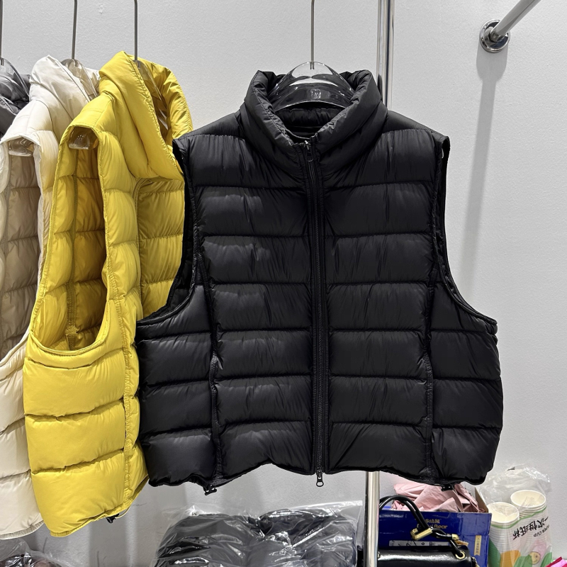 Női vékony mellény fehér kacsa tollal töltve, 86-90% tolltartalom, nylon anyag, lazább szabás, állógallér, cipzár, ősz 2025