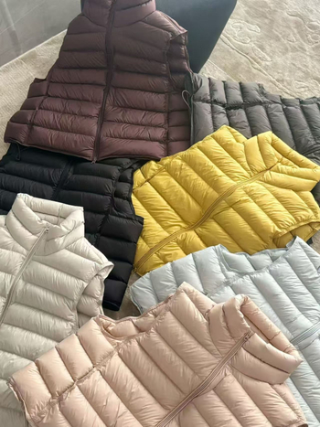 KALULI Sieviešu pūku veste ar neilona ārējo materiālu, pildījums no pīļu pūkām, pūku saturs 86–90%, īss garums (40–50 cm), rāvējslēdzējs