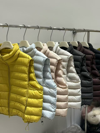 KALULI Sieviešu pūku veste ar neilona ārējo materiālu, pildījums no pīļu pūkām, pūku saturs 86–90%, īss garums (40–50 cm), rāvējslēdzējs