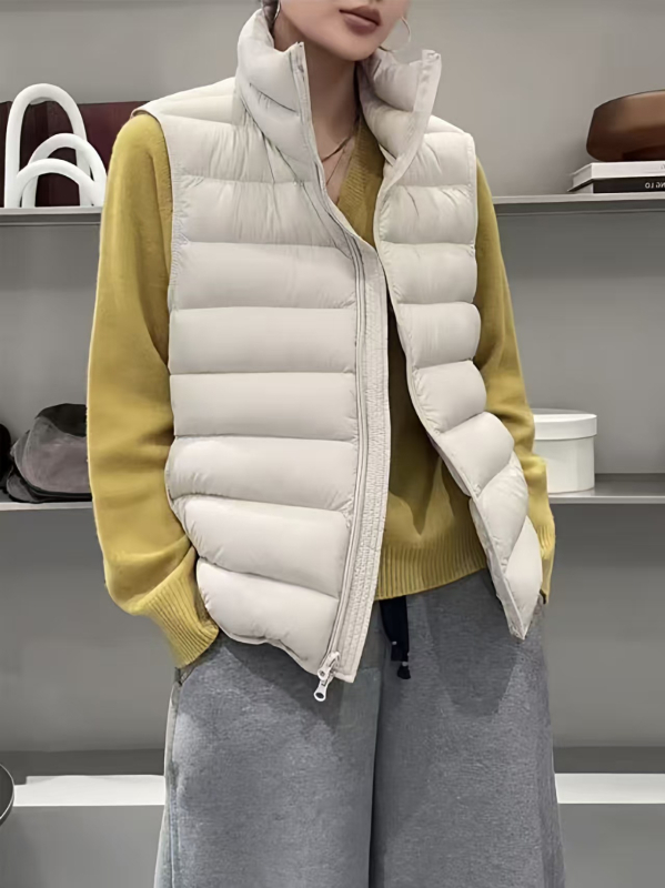 KALULI Sieviešu pūku veste ar neilona ārējo materiālu, pildījums no pīļu pūkām, pūku saturs 86–90%, īss garums (40–50 cm), rāvējslēdzējs