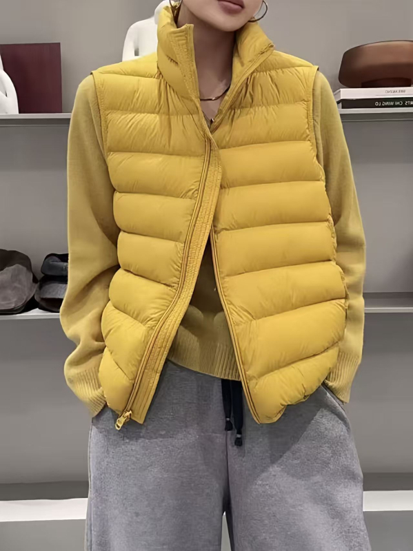 KALULI Sieviešu pūku veste ar neilona ārējo materiālu, pildījums no pīļu pūkām, pūku saturs 86–90%, īss garums (40–50 cm), rāvējslēdzējs