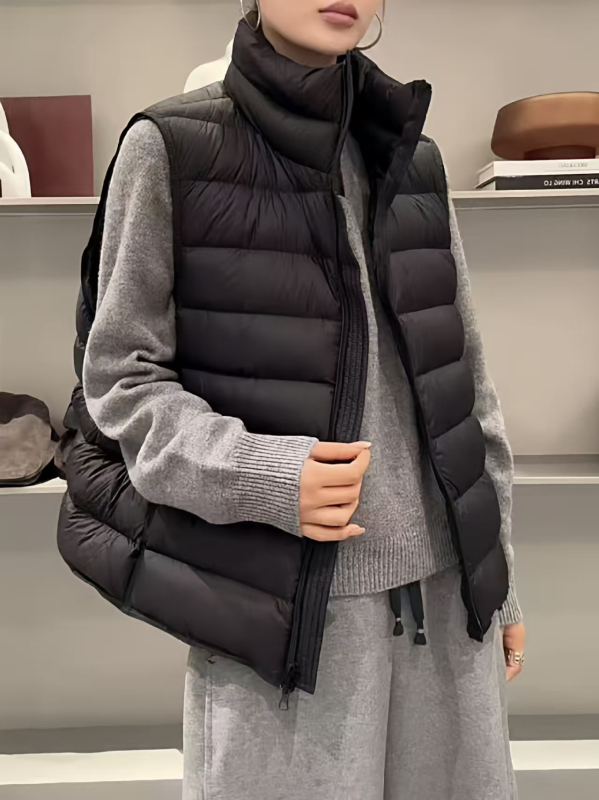 KALULI Sieviešu pūku veste ar neilona ārējo materiālu, pildījums no pīļu pūkām, pūku saturs 86–90%, īss garums (40–50 cm), rāvējslēdzējs