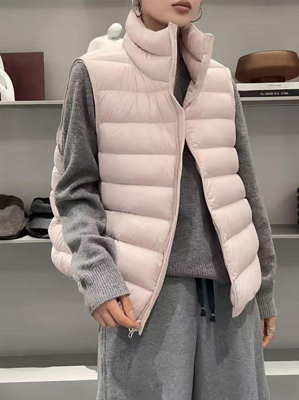 KALULI Sieviešu pūku veste ar neilona ārējo materiālu, pildījums no pīļu pūkām, pūku saturs 86–90%, īss garums (40–50 cm), rāvējslēdzējs