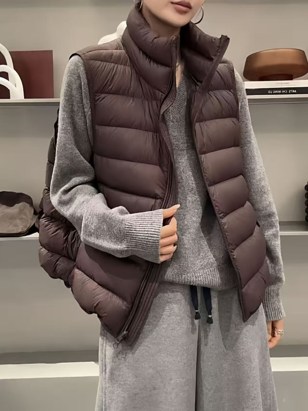 KALULI Sieviešu pūku veste ar neilona ārējo materiālu, pildījums no pīļu pūkām, pūku saturs 86–90%, īss garums (40–50 cm), rāvējslēdzējs