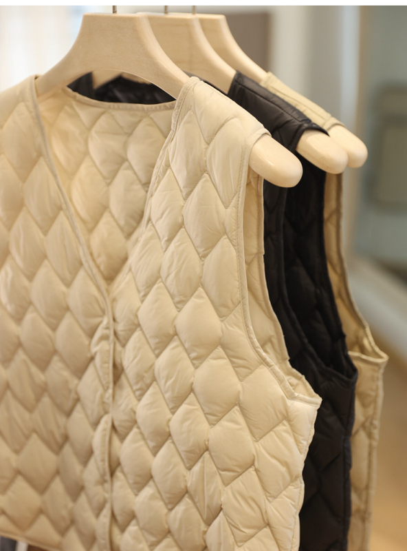 Női down kabát gyémántvarrással – könnyű nylon külső, fehér kacsa toll 86–90%, laza szabás, V-nyak, ujj nélküli, belső bélés nem levehető