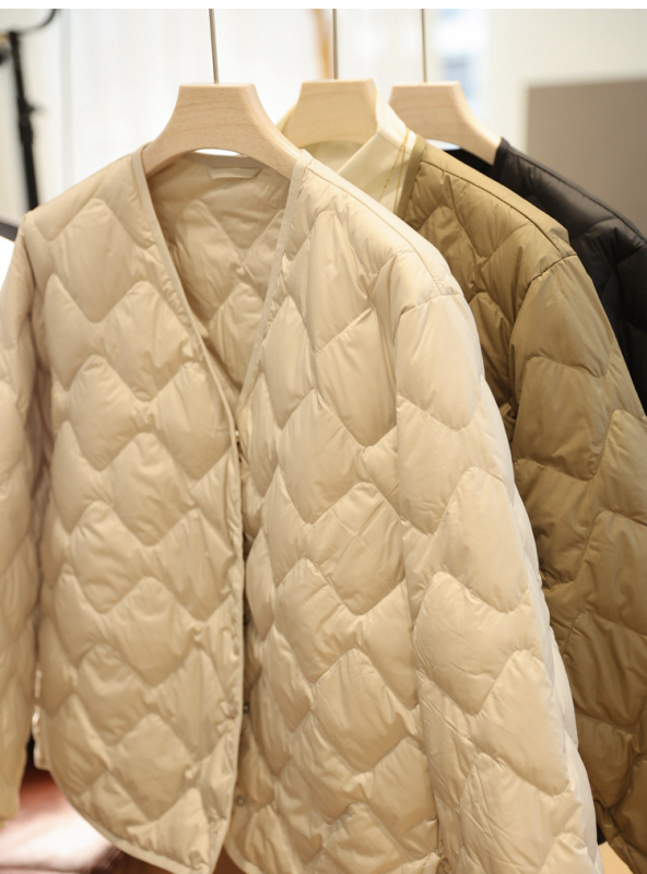 Női down kabát gyémántvarrással – könnyű nylon külső, fehér kacsa toll 86–90%, laza szabás, V-nyak, ujj nélküli, belső bélés nem levehető