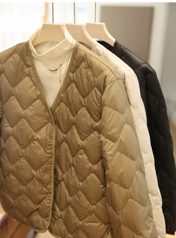 Női down kabát gyémántvarrással – könnyű nylon külső, fehér kacsa toll 86–90%, laza szabás, V-nyak, ujj nélküli, belső bélés nem levehető