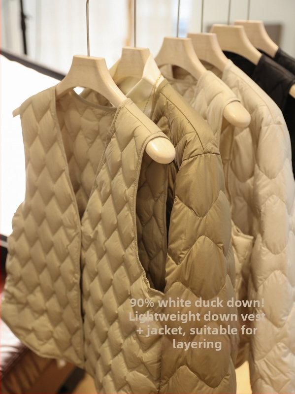 Női down kabát gyémántvarrással – könnyű nylon külső, fehér kacsa toll 86–90%, laza szabás, V-nyak, ujj nélküli, belső bélés nem levehető