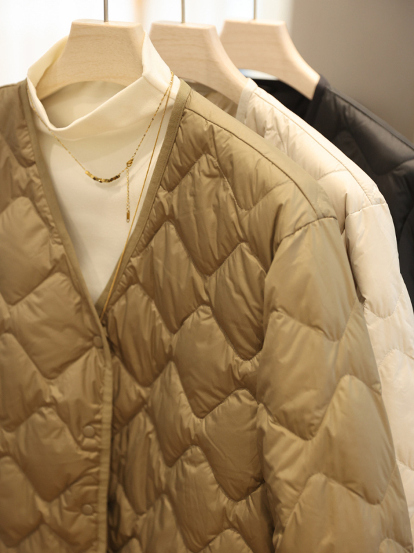 Női down kabát gyémántvarrással – könnyű nylon külső, fehér kacsa toll 86–90%, laza szabás, V-nyak, ujj nélküli, belső bélés nem levehető