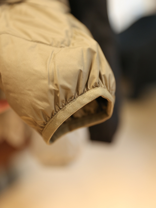 Női down kabát gyémántvarrással – könnyű nylon külső, fehér kacsa toll 86–90%, laza szabás, V-nyak, ujj nélküli, belső bélés nem levehető