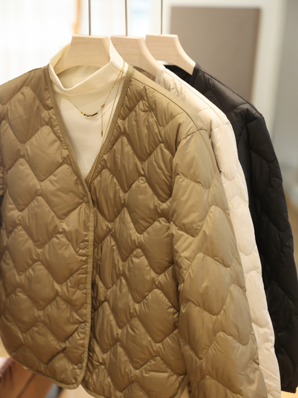 Női down kabát gyémántvarrással – könnyű nylon külső, fehér kacsa toll 86–90%, laza szabás, V-nyak, ujj nélküli, belső bélés nem levehető