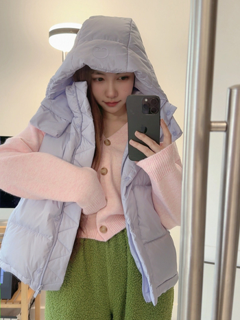 Sievietēm kapucēta pūkaina veste, īss garums, rāvējslēdzējs, noņemama, balts pīļu pūkas 56–60%