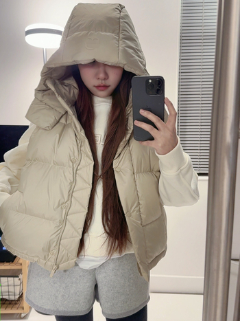 Sievietēm kapucēta pūkaina veste, īss garums, rāvējslēdzējs, noņemama, balts pīļu pūkas 56–60%