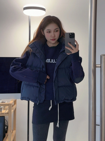 Sievietēm kapucēta pūkaina veste, īss garums, rāvējslēdzējs, noņemama, balts pīļu pūkas 56–60%