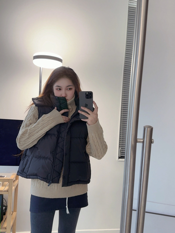 Sievietēm kapucēta pūkaina veste, īss garums, rāvējslēdzējs, noņemama, balts pīļu pūkas 56–60%