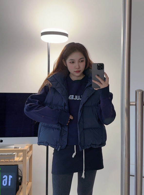 Sievietēm kapucēta pūkaina veste, īss garums, rāvējslēdzējs, noņemama, balts pīļu pūkas 56–60%