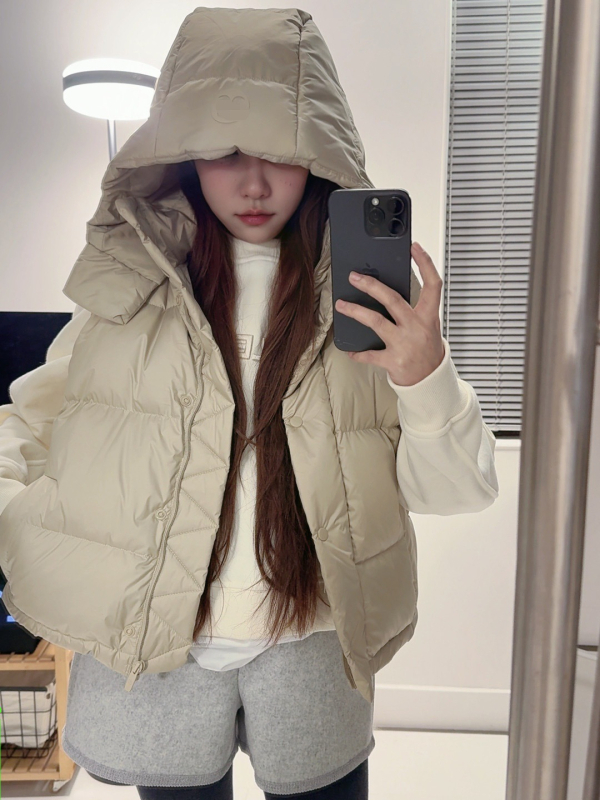 Sievietēm kapucēta pūkaina veste, īss garums, rāvējslēdzējs, noņemama, balts pīļu pūkas 56–60%