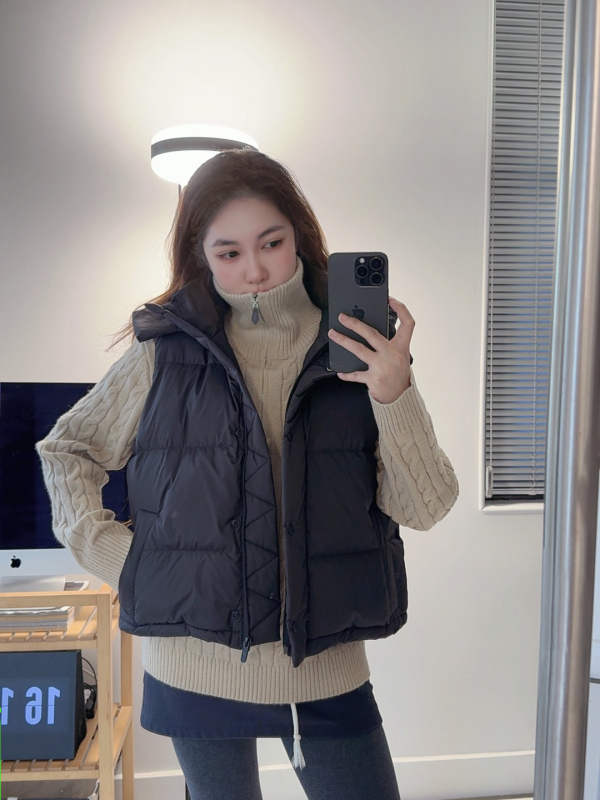 Sievietēm kapucēta pūkaina veste, īss garums, rāvējslēdzējs, noņemama, balts pīļu pūkas 56–60%