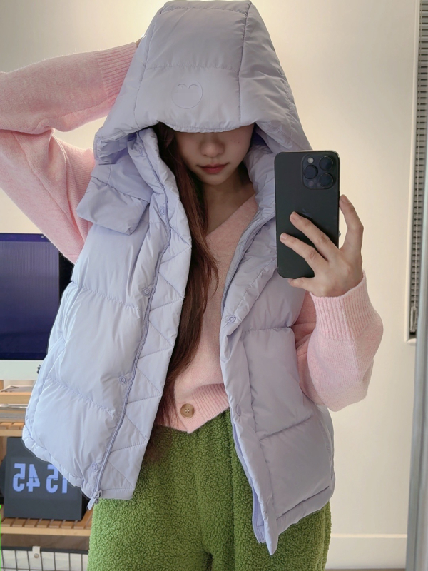 Sievietēm kapucēta pūkaina veste, īss garums, rāvējslēdzējs, noņemama, balts pīļu pūkas 56–60%