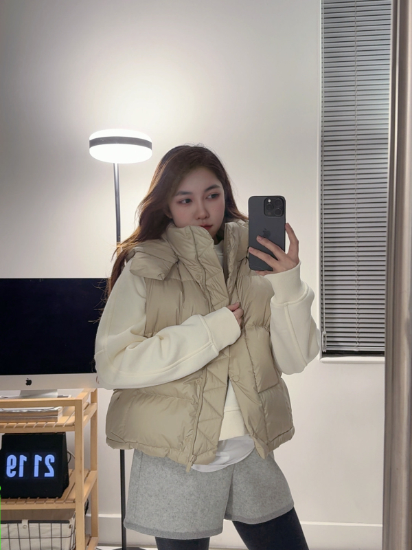 Sievietēm kapucēta pūkaina veste, īss garums, rāvējslēdzējs, noņemama, balts pīļu pūkas 56–60%