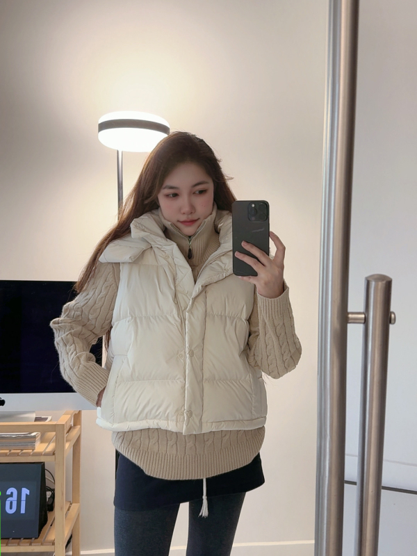 Sievietēm kapucēta pūkaina veste, īss garums, rāvējslēdzējs, noņemama, balts pīļu pūkas 56–60%