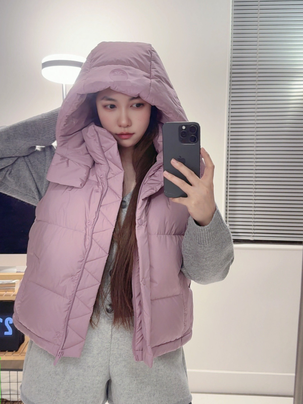 Sievietēm kapucēta pūkaina veste, īss garums, rāvējslēdzējs, noņemama, balts pīļu pūkas 56–60%