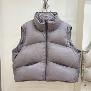 Női pehely mellény, rövid, vastag, pehely tartalom 86–90%, töltet 101–200 g, fő anyag: spandex