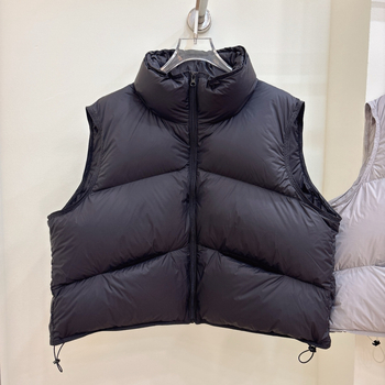 Női pehely mellény, rövid, vastag, pehely tartalom 86–90%, töltet 101–200 g, fő anyag: spandex