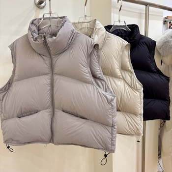 Női pehely mellény, rövid, vastag, pehely tartalom 86–90%, töltet 101–200 g, fő anyag: spandex