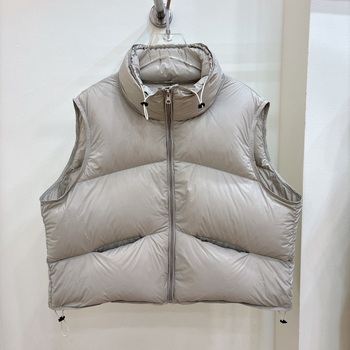 Női pehely mellény, rövid, vastag, pehely tartalom 86–90%, töltet 101–200 g, fő anyag: spandex