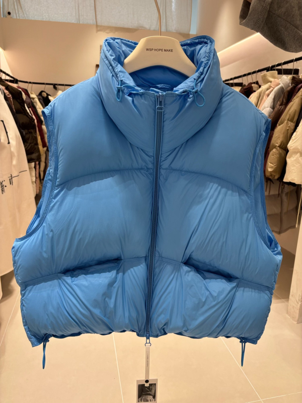 Női pehely mellény, rövid, vastag, pehely tartalom 86–90%, töltet 101–200 g, fő anyag: spandex