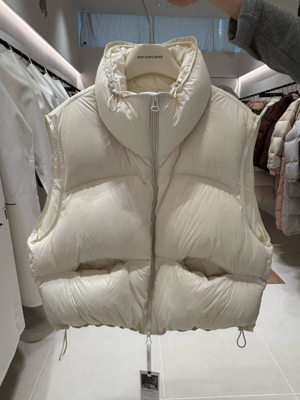 Női pehely mellény, rövid, vastag, pehely tartalom 86–90%, töltet 101–200 g, fő anyag: spandex