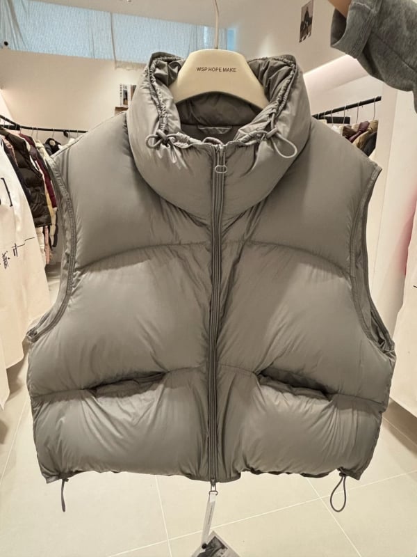 Női pehely mellény, rövid, vastag, pehely tartalom 86–90%, töltet 101–200 g, fő anyag: spandex