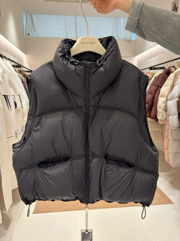 Női pehely mellény, rövid, vastag, pehely tartalom 86–90%, töltet 101–200 g, fő anyag: spandex