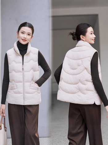 Sieviešu veste ar stāvošu apkakli; tievs piegriezums; īss garums 40–50 cm; rāvējslēdzējs; poliestera audums