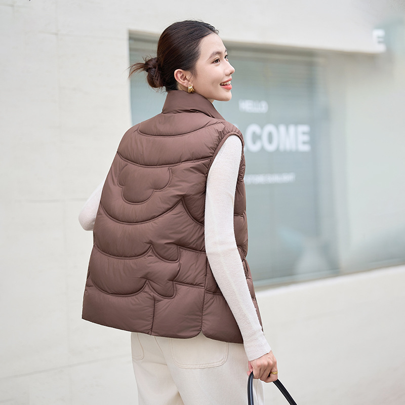 Sieviešu veste ar stāvošu apkakli; tievs piegriezums; īss garums 40–50 cm; rāvējslēdzējs; poliestera audums